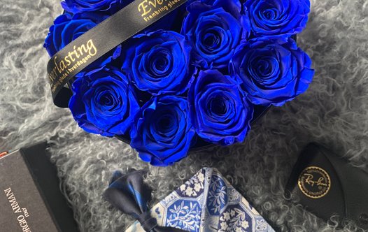 Royal blue ekte roser som varer i 1 år. Gave til han.
