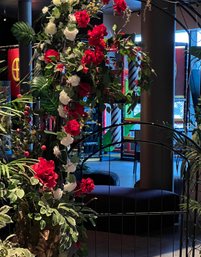 Roseportal med blomster til leie.